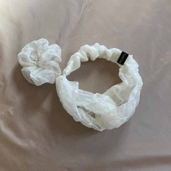 【新感覚】シルクオーガンジーのクロスヘアバンド 〈お堀柄・オフホワイト〉軽い‼  触ってみたくなる　モードな川俣シルク 11枚目の画像