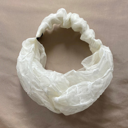 【新感覚】シルクオーガンジーのクロスヘアバンド 〈お堀柄・オフホワイト〉軽い‼  触ってみたくなる　モードな川俣シルク 3枚目の画像
