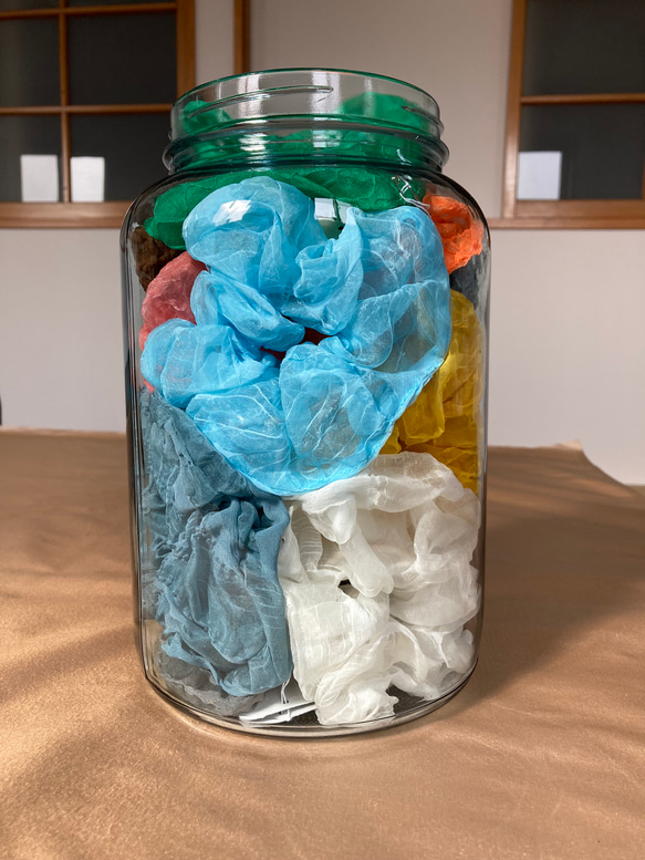 【新感覚】シルクオーガンジーのクロスヘアバンド 〈お堀柄・オフホワイト〉軽い‼  触ってみたくなる　モードな川俣シルク 14枚目の画像