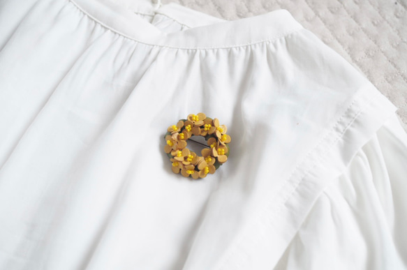 革花ミモザ　リースのブローチ 4枚目の画像