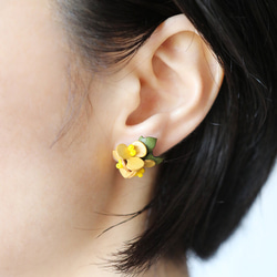 革花ミモザの耳飾り 2枚目の画像