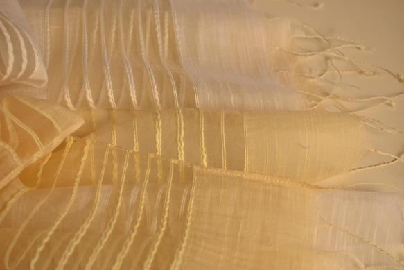 シルクとコットンの透かし織りストール「密陀僧色～生地白」 7枚目の画像