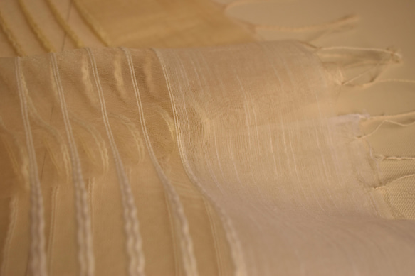 シルクとコットンの透かし織りストール「密陀僧色～生地白」 13枚目の画像