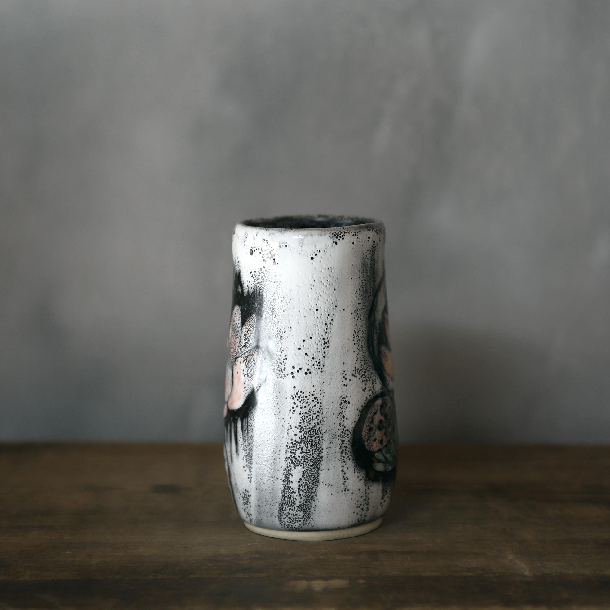 白化粧泥絵花器（蓮絵）