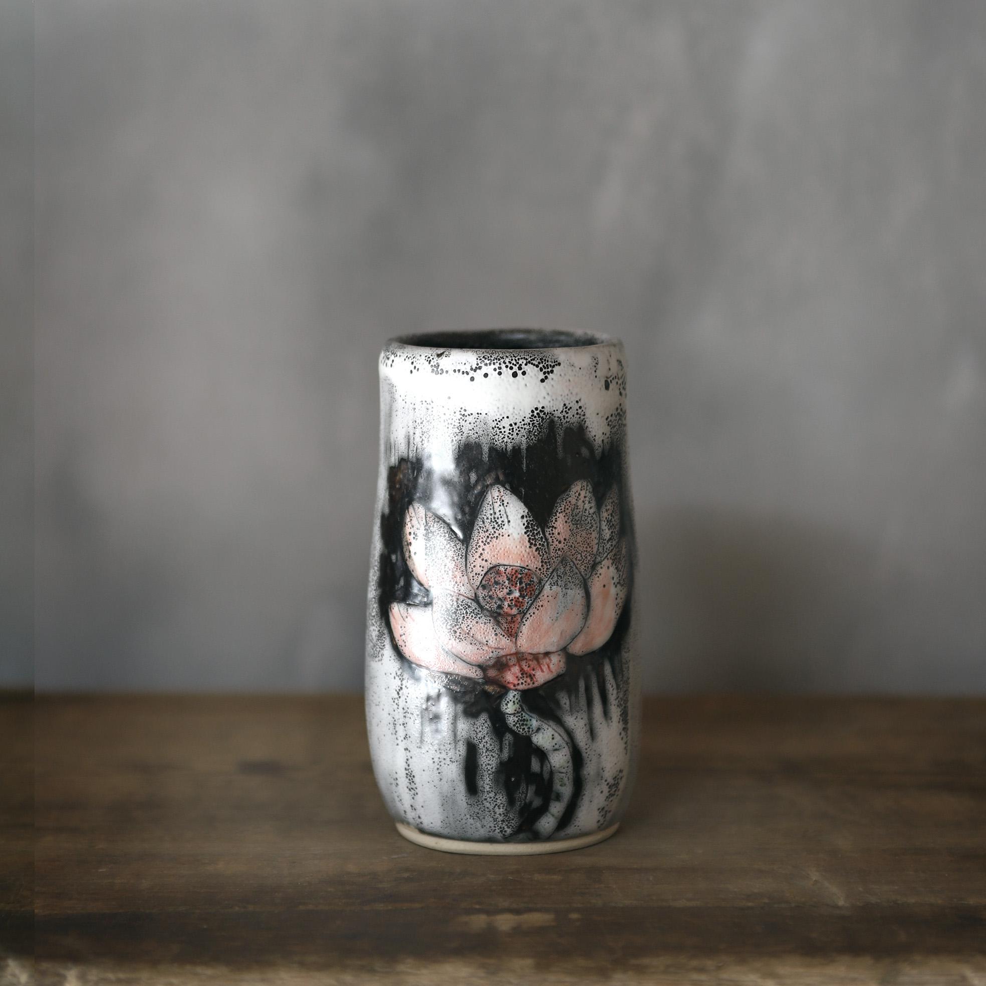 白化粧泥絵花器（蓮絵）