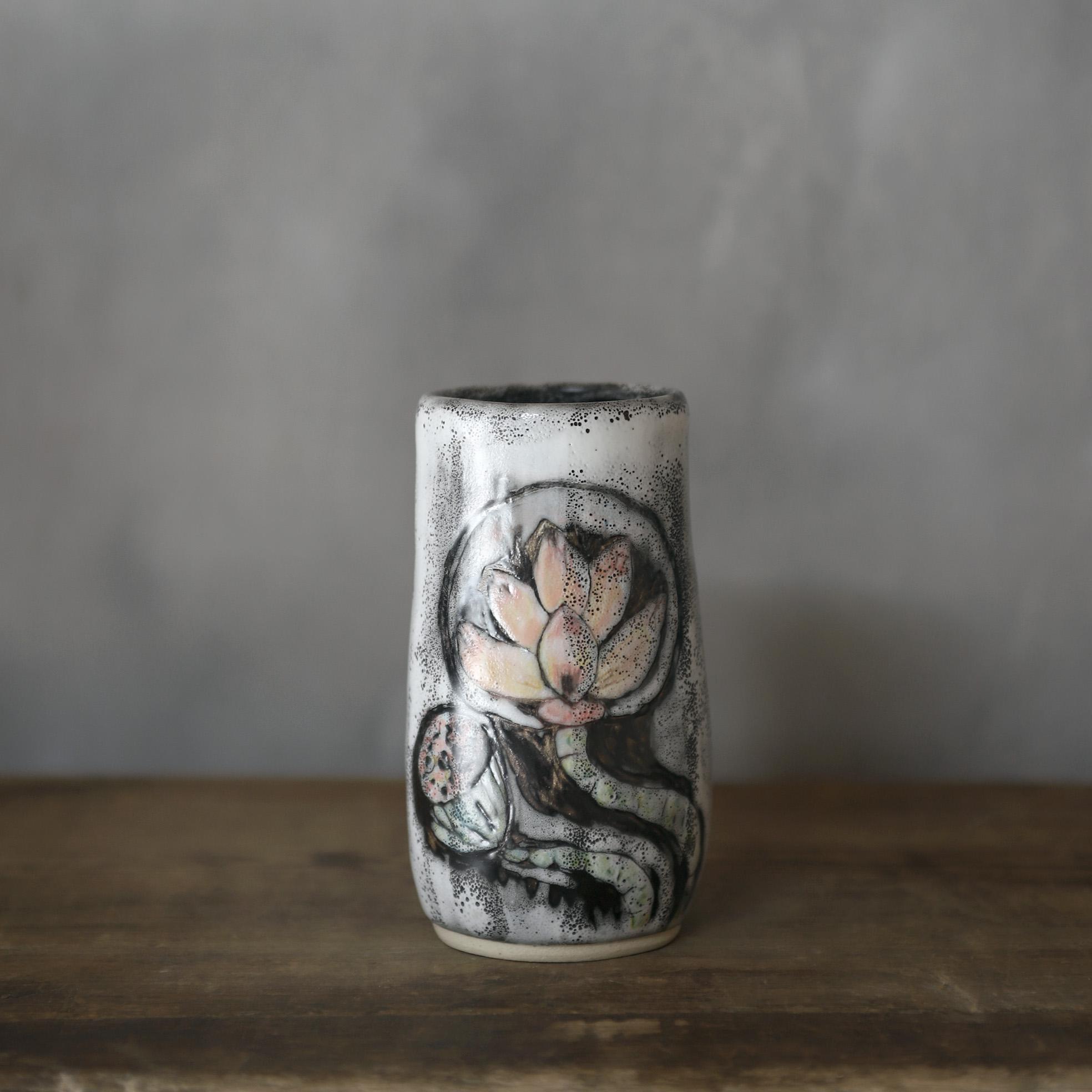 白化粧泥絵花器（蓮絵）