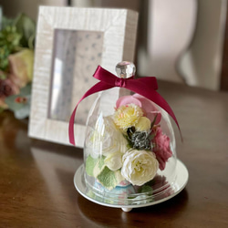[完売しました]リビングに飾れるガラスドームフラワー ペットのお供え花 仏花 ピンクのバラで華やかなメモリアルフラワー 3枚目の画像