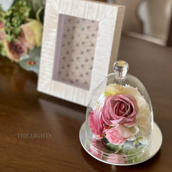 [完売しました]リビングに飾れるガラスドームフラワー ペットのお供え花 仏花 ピンクのバラで華やかなメモリアルフラワー 7枚目の画像