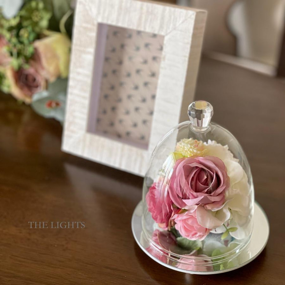 [完売しました]リビングに飾れるガラスドームフラワー ペットのお供え花 仏花 ピンクのバラで華やかなメモリアルフラワー 7枚目の画像