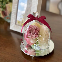 [完売しました]リビングに飾れるガラスドームフラワー ペットのお供え花 仏花 ピンクのバラで華やかなメモリアルフラワー 2枚目の画像