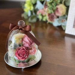 [完売しました]リビングに飾れるガラスドームフラワー ペットのお供え花 仏花 ピンクのバラで華やかなメモリアルフラワー 4枚目の画像
