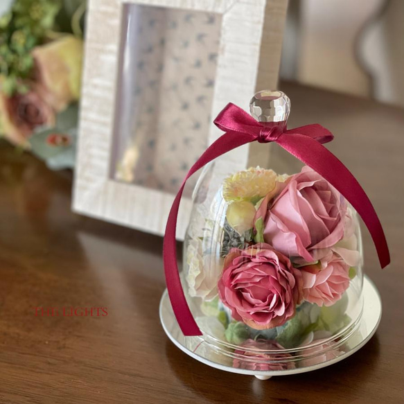 [完売しました]リビングに飾れるガラスドームフラワー ペットのお供え花 仏花 ピンクのバラで華やかなメモリアルフラワー 1枚目の画像