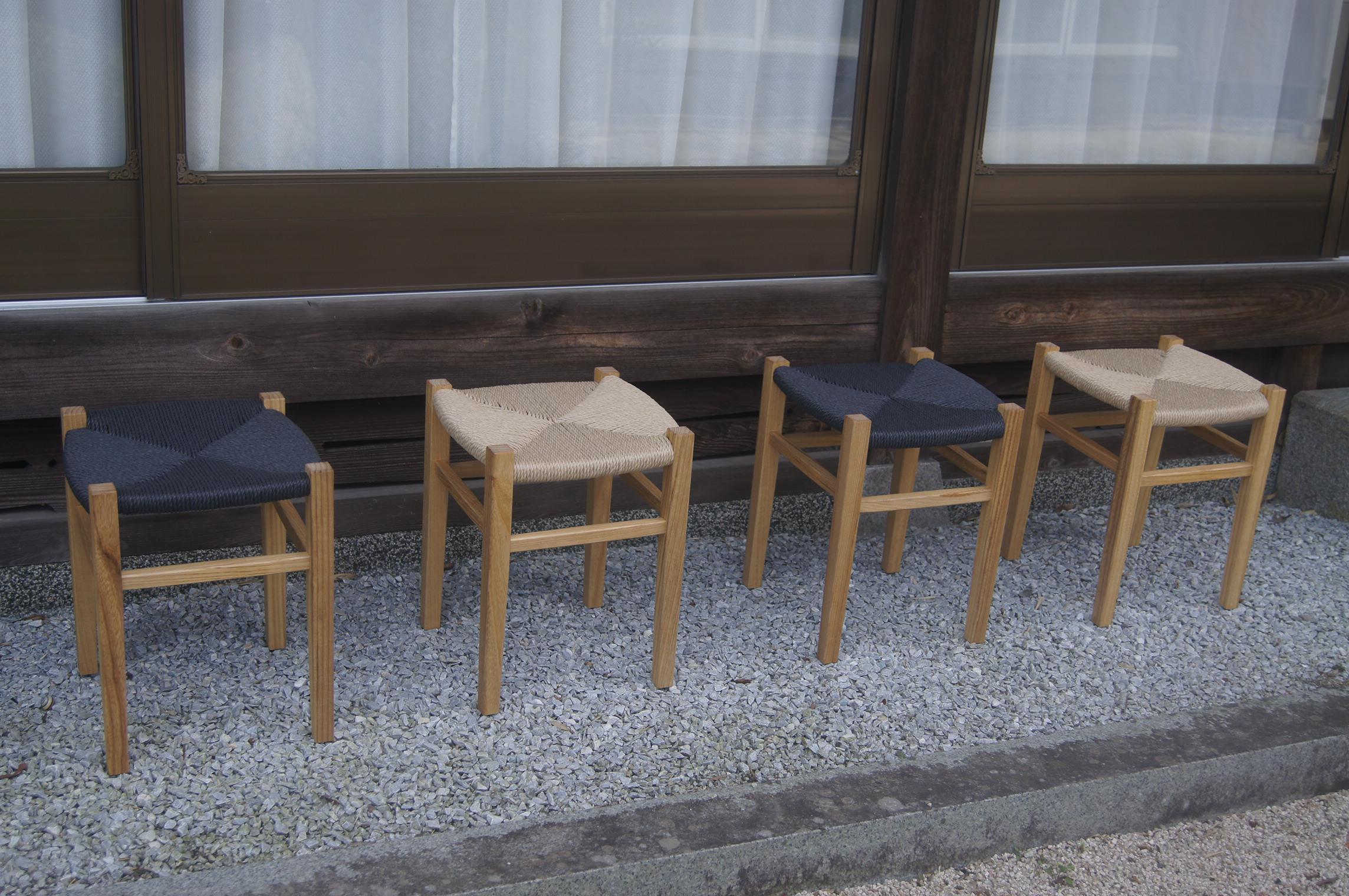 無垢材の枠にペーパーコード座のスツール