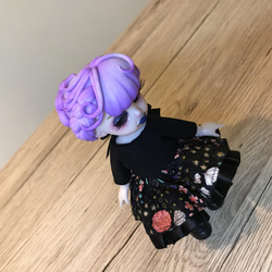 紫の少女人形 3枚目の画像