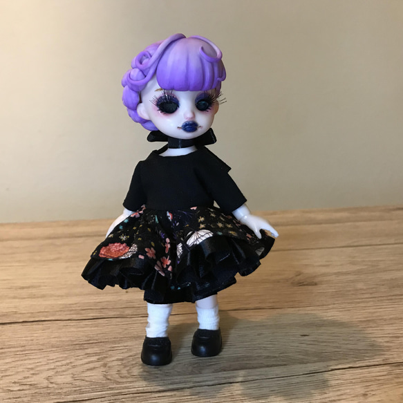 紫の少女人形 2枚目の画像