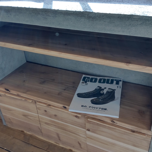 店舗ディスプレイ什器 モルタル、無垢材の調和した収納 棚 棚