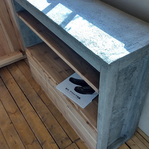 店舗ディスプレイ什器 モルタル、無垢材の調和した収納 棚 棚