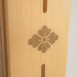 青森ひばのシンプルな　壁掛け式　お札立て　モダン神棚　花菱紋 3枚目の画像