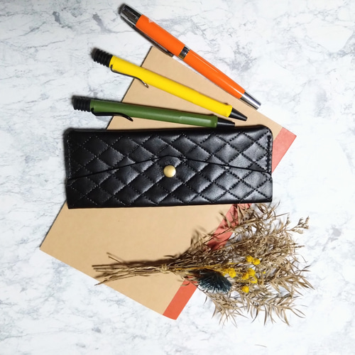 シンプルレザーペンケース 黒色キルティングの型押し革 ペン