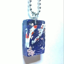 錦鯉と桜の美しい共演　波紋レジン　キーホルダー 2枚目の画像