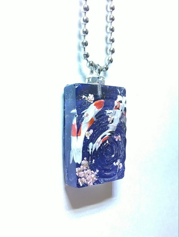 錦鯉と桜の美しい共演　波紋レジン　キーホルダー 2枚目の画像