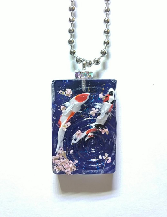 錦鯉と桜の美しい共演　波紋レジン　キーホルダー 4枚目の画像