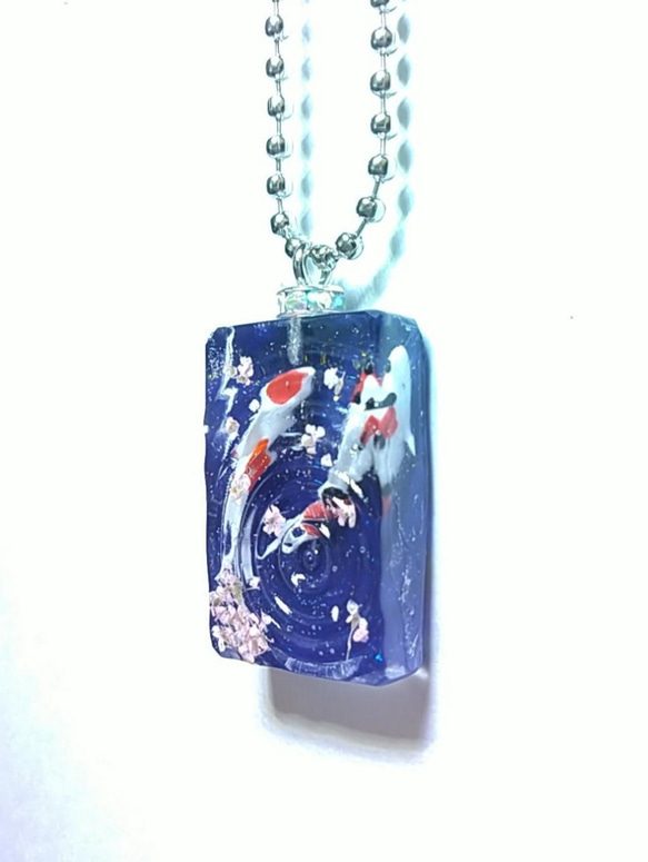 錦鯉と桜の美しい共演　波紋レジン　キーホルダー 3枚目の画像