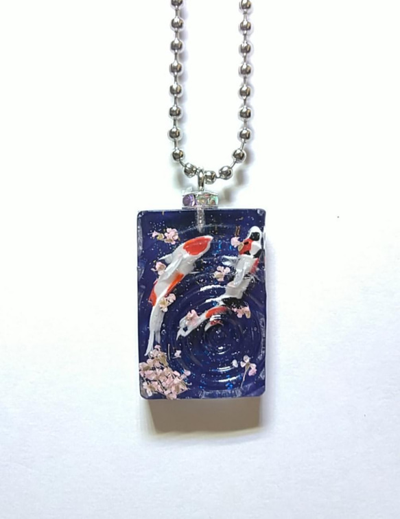 錦鯉と桜の美しい共演　波紋レジン　キーホルダー 1枚目の画像