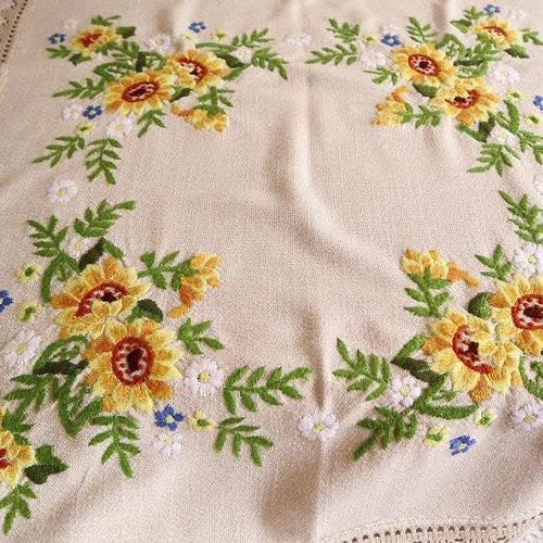 ドイツの手仕事/大輪の向日葵や小花の手刺繍 生地 ふち周りレース