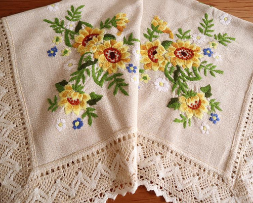 ひまわり　カロチャ手刺繍　混紡リネン　大判　テーブルクロス　145×215 ひまわり カロチャ手刺繍 混紡リネン 大判 テーブルクロス 145×215