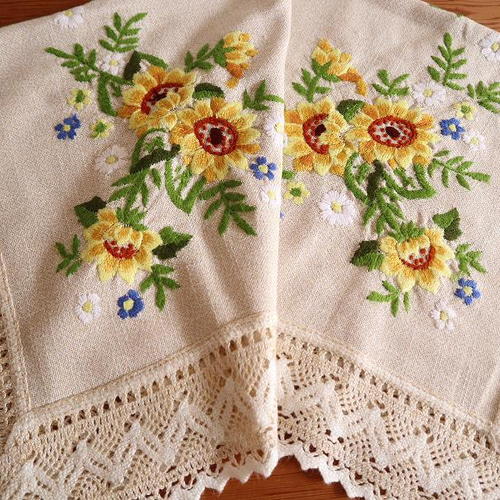 ひまわり　カロチャ手刺繍　混紡リネン　大判　テーブルクロス　145×215 ひまわり カロチャ手刺繍 混紡リネン 大判 テーブルクロス 145×215