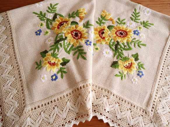 ひまわり　カロチャ手刺繍　混紡リネン　大判　テーブルクロス　145×215 Amazon｜mongdodo テーブルクロス マルチクロス 140