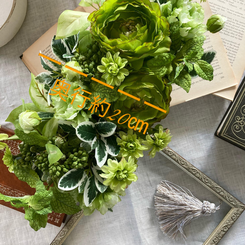 ※  アートフラワーアレンジメント 再販】ホワイト&グリーンのBOXフラワーアレンジメント