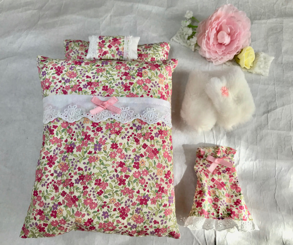 【決算セール】再販　リカちゃんの布団とお洋服のセット　ピンクのお花 1枚目の画像