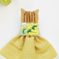 完成品【せなかねこブローチ】ミモザワンピース（黄）の猫ちゃん（フェルト・刺繍・イエロー・春夏） 2枚目の画像