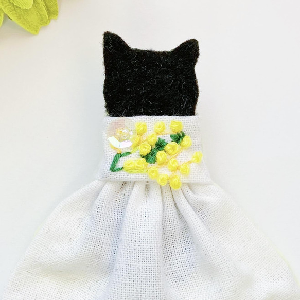 完成品【せなかねこブローチ】ミモザワンピース（白）の猫ちゃん（フェルト・刺繍・イエロー・春夏） 2枚目の画像