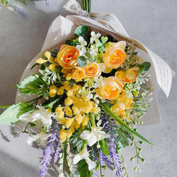 ミモザとラベンダーのスワッグ　ビタミンカラー　造花のスワッグ　ガーデンブーケ　送別　誕生日　花束　 1枚目の画像