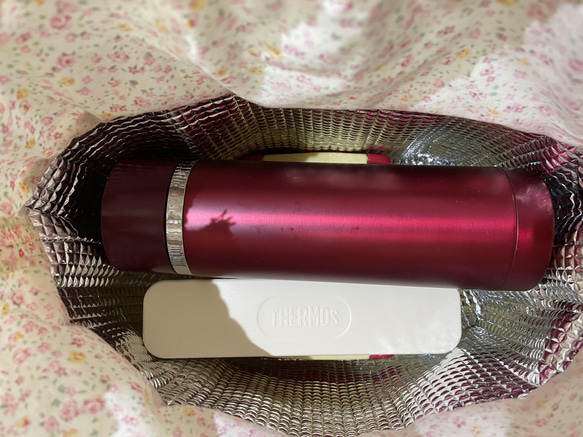 トートバッグ型（巾着タイプ）保冷保温バッグ　ランチバッグ　お弁当バッグ　ピンク　小花柄 4枚目の画像