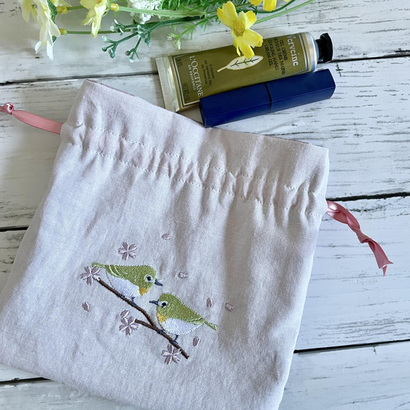 丸洗いできる　メジロと桜刺繍の巾着ポーチ　ハーフリネン 2枚目の画像