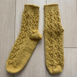 毛糸の手編み靴下(サフラン色)＊あったか模様編み＊ルームソックス 2枚目の画像