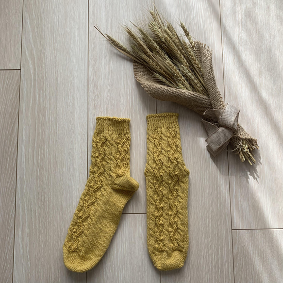 毛糸の手編み靴下(サフラン色)＊あったか模様編み＊ルームソックス 1枚目の画像