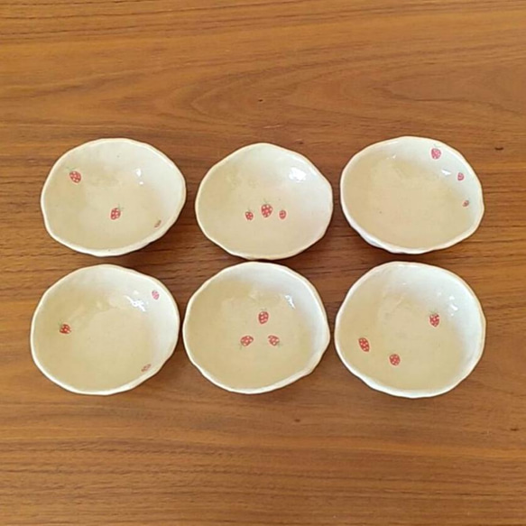 《デザイン色々！》陶の豆皿・小鉢(大)【山武市のイチゴ】 1枚目の画像
