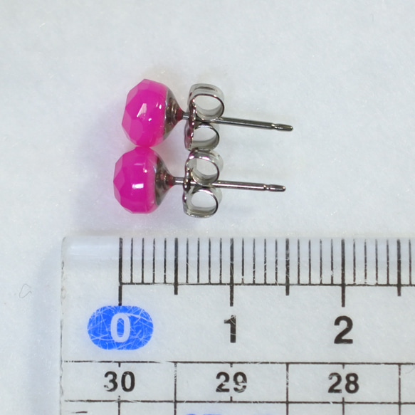 紫紅色粉紅色玉髓凸圓形耳釘（6 毫米，鈦柱） 第5張的照片