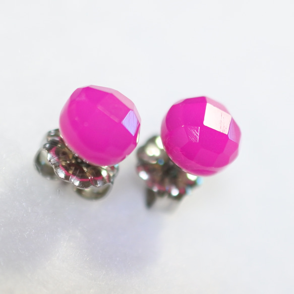 紫紅色粉紅色玉髓凸圓形耳釘（6 毫米，鈦柱） 第2張的照片