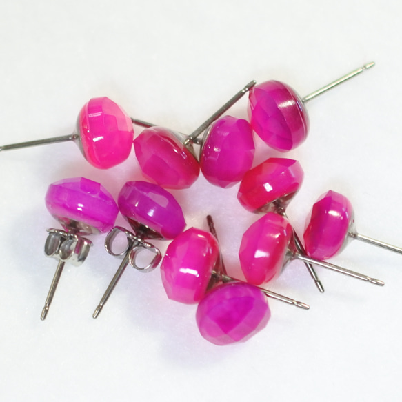 紫紅色粉紅色玉髓凸圓形切割耳釘（8 毫米鈦耳釘） 第4張的照片