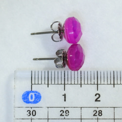 紫紅色粉紅色玉髓凸圓形切割耳釘（8 毫米鈦耳釘） 第6張的照片