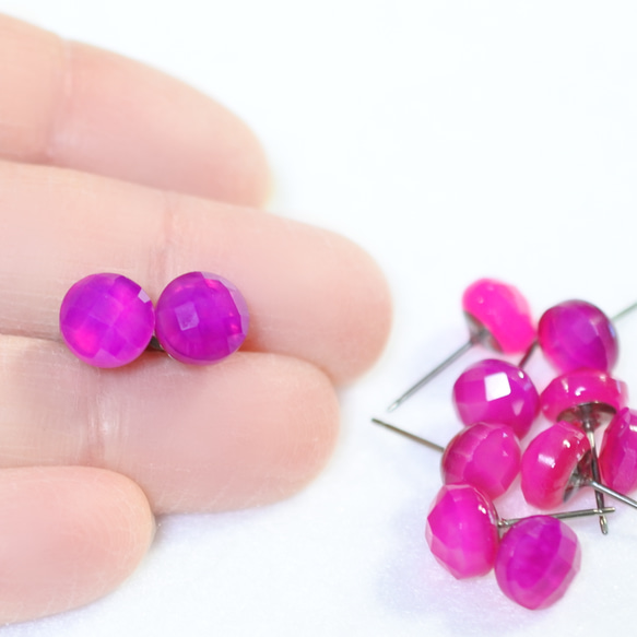 紫紅色粉紅色玉髓凸圓形切割耳釘（8 毫米鈦耳釘） 第5張的照片