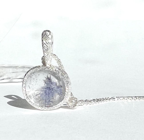 美しいデュモルチェライトインクォーツ×ナチュラルダイヤモンド　純銀手彫りネックレス 4枚目の画像
