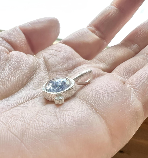 美しいデュモルチェライトインクォーツ×ナチュラルダイヤモンド　純銀手彫りネックレス 9枚目の画像