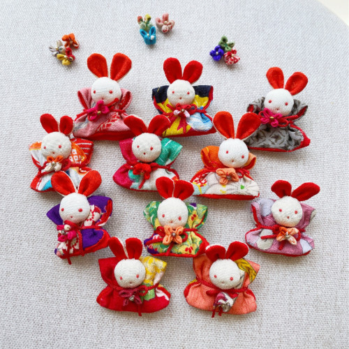 ハンドメイド古布で作った立ちウサギ ストラップ ちゃんちゃんこ兎 ST